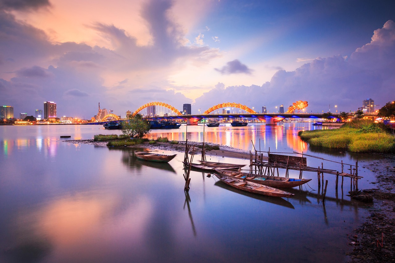 Drachenbrücke in Da Nang, Vietnam bei Sonnenuntergang